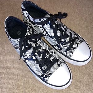 Womens Faux Snakeskin Sneakers Size 8